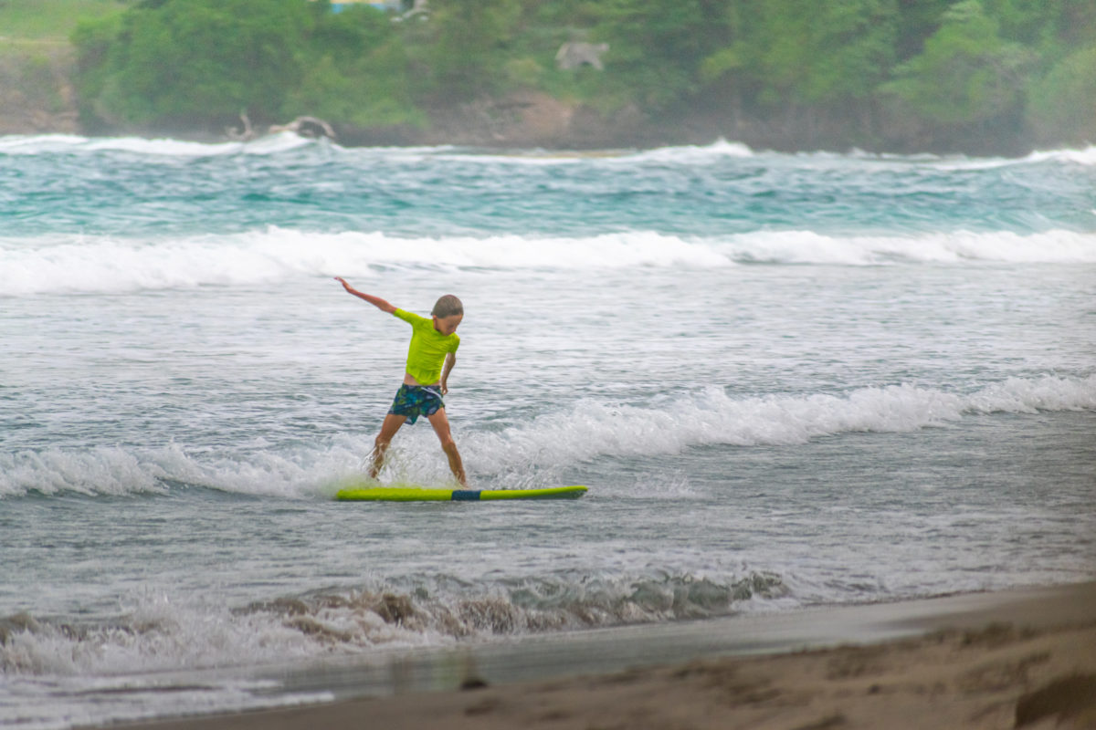 Small surfer/surfer