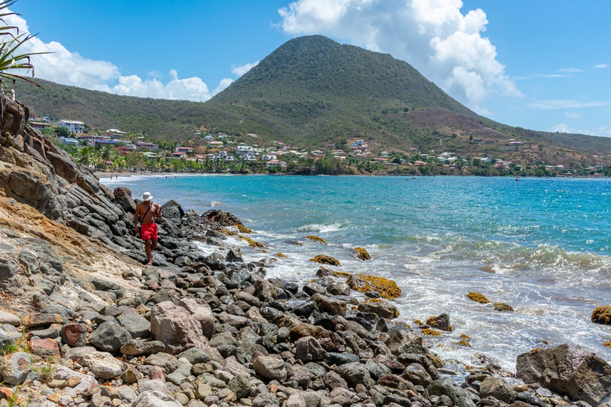 Patrick braves the seaside path to Dlo Ferré