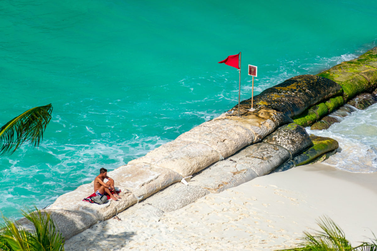 Alone under a red flag, Cancun